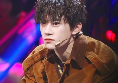 易烊千玺哭的照片,情感瞬间触动人心